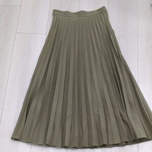 Carlucci size 2 Olive Green Pleated Women's Skirt Maxi Length